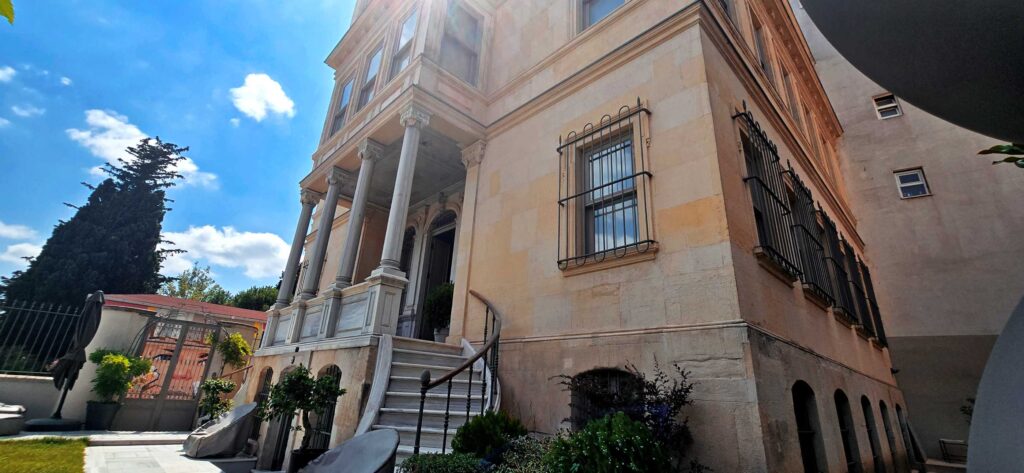 Sevil Dolmaci Gallery Istanbul opposite view